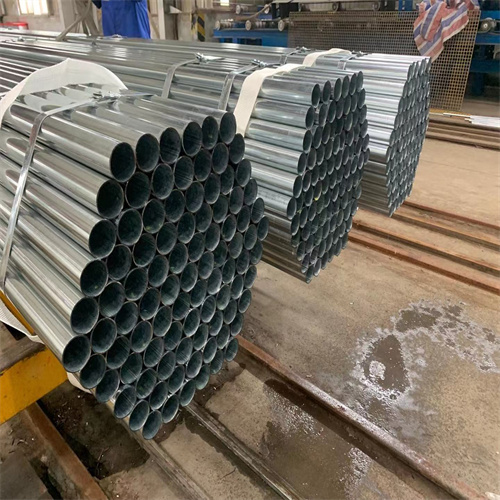 在大棚管安裝時(shí)要施加一定的保護(hù)措施